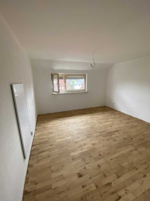 Frisch sanierte 4 Zimmer Dachgeschosswohnung in Welzheim mit Garten, Terrasse, Stellplatz und EBK