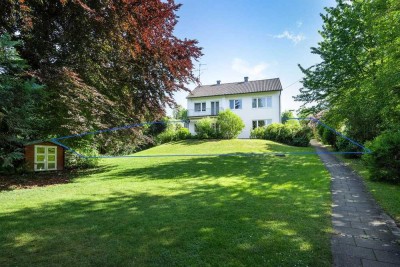 Ländliche Ruhe in urbanem Umfeld! Gut geschnittenes, renovierungsbedürftiges Zweifamilienhaus