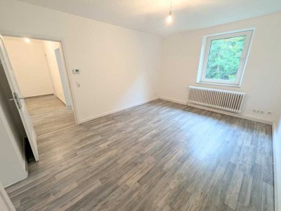 **Ab sofort: Renovierte Wohnung mit modernem Tageslichtbad und eigenem Gartenabteil**