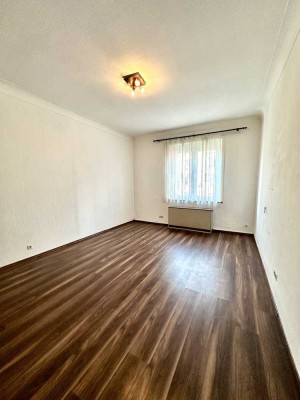 Komfortable 3,5-Zimmer-Wohnung mit Terrasse und zwei zusätzlichen Räumen in Stuttgart-Untertürkheim
