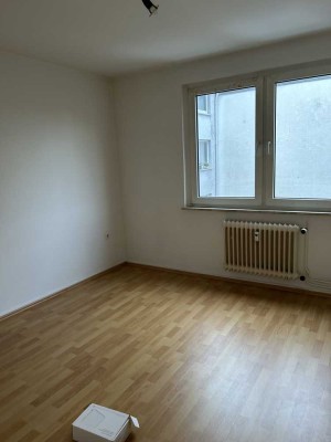 Verhandelbar, freistehend! Helle 2-Zimmer Wohnung im 2. OG in Duisburg-Wanheimerort, Fischers. 39.