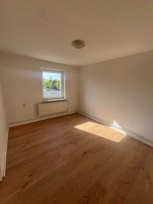 Ideal für Singles! Sanierte 2-Raum-Wohnung mit Duschbad und Stellplatz mgl.