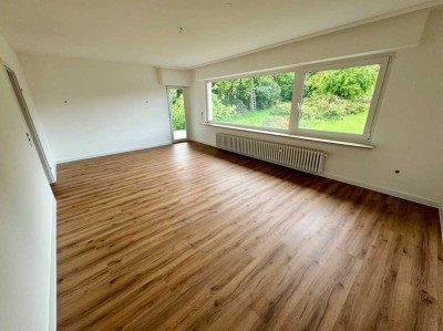 Neu sanierte Wohnung mit Einbauküche, Garten und Balkon