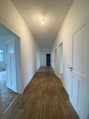 Frisch renoviert ! 5 wunderschöne Zimmer suchen neue Familie / Zeitz