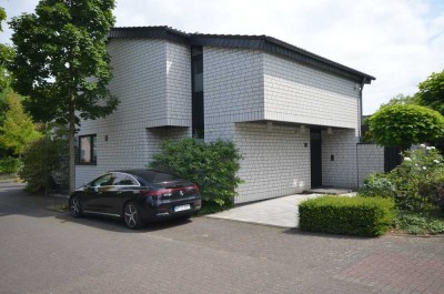 Freistehendes, hochwertiges Familiendomizil in gesuchter Lage | Solar mit Speicherung | Zwei Garagen