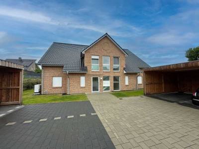 Moderne Maisonette-Wohnung im KfW-40-EE-Standard (Baujahr 2023) mit Balkon und Carport