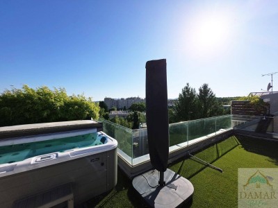 Den Arbeitsalltag im eigenen Whirlpool auf der riesigen Dachterrasse vergessen und die Seele baumeln lassen!