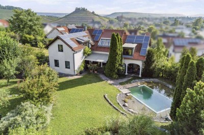 Idyllischer Wohncharme: Gehobene Villa mit schön angelegtem Garten und Naturpool