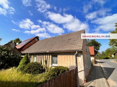 IMMOBERLIN.DE - Charaktervolles Haus mit viel Potential, Sonnengarten und Solaranlage