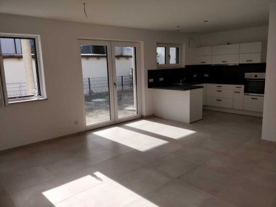Geschmackvolle, neuwertige 3-Zimmer Terrassenwohnung mit Garten, EBK, Gartenhaus  in ruhiger Lage