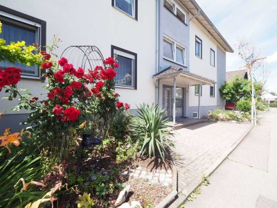 Ruhig gelegene, große Dachgeschosswohnung mit Südbalkon und Garage