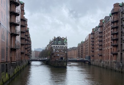 Zur Zwischenmiete exklusive, vollmöblierte Wohnung in der Speicherstadt mit Balkon