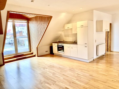 Einzigartige, geräumige 2-Zimmer-Maisonette-/Loft-Wohnung mit EBK