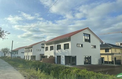 Schöne Familienfreundliche 5-Zimmer-Doppelhaushälfte mit Keller und Doppel-Carport in Schliengen