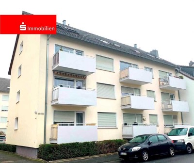 Neu-Isenburg: Attraktive möblierte Zweizimmer-Dachgeschosswohnung mit Einbauküche und Pkw-Stellplatz