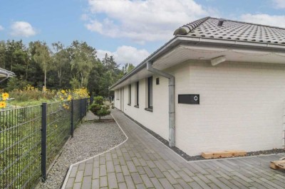 Modernes Wohnen mit vielen Extras: Neuwertiger Bungalow mit Garten und 2 Freistellplätzen