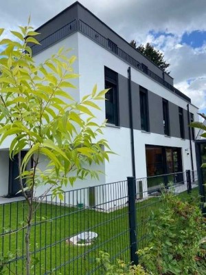 Eine Klasse für sich !  Bauhaus-Villa mit Stil und Eleganz in Top Lage München-Lochhausen