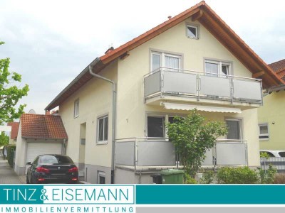 Freistehendes Zweifamilienhaus mit Garage und Garten