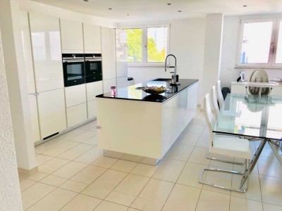 100qm Neubauwohnung, Einbauküche + Tiefgaragenstellplatz / modern apartment + kitchen + parking