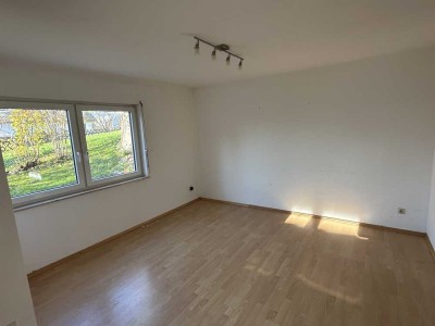 Geschmackvolle 2,5-Zimmer-Souterrain-Wohnung mit Terrasse und EBK in Oberstenfeld