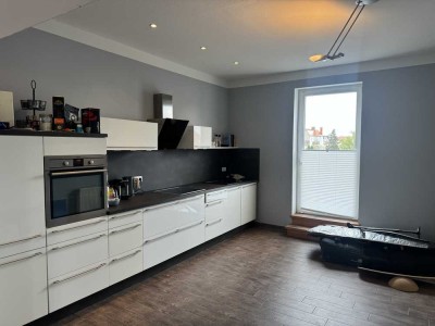 Schicke 4,5 Zimmer Whg. mit toller Einbauküche, Terasse, Kamin, Dusch u. Wannebad