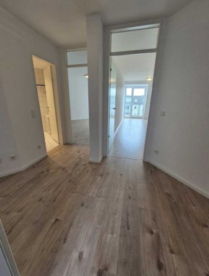 Erstbezug nach Sanierung mit Balkon: Stilvolle 2-Raum-Dachgeschosswohnung in Mönchengladbach