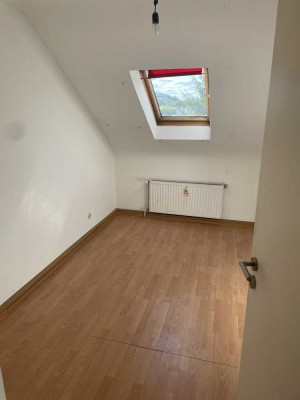 teilmöblierte, modernisierte 2-Raum-DG-Wohnung mit Einbauküche in Saarbrücken