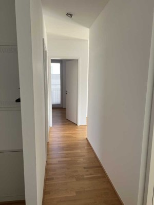 Stilvolle, neuwertige 2,5-Raum-Penthouse-Wohnung mit geh. Innenausstattung mit Balkon und EBK