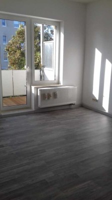 2-Zimmer-Wohnung (EG) mit Süd-Balkon, Küche mit Fenster