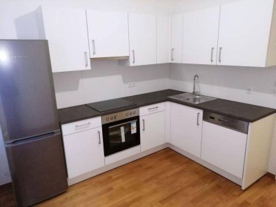 Heller 2 ZIMMER-Altbau, extra Wohnküche möbliert mit Fenster, neuwertiges Bad mit Dusche und WC