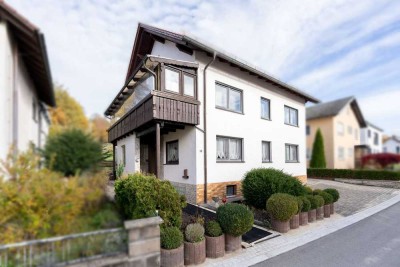 Großes Wohnhaus in ruhiger Lage von Sonnefeld!