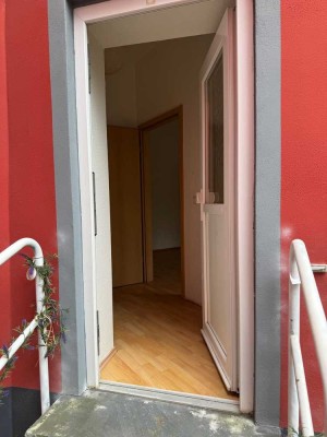 Erdgeschoss Wohnung mit eigenem Eingang. Nähe Hangetal. Renoviert!