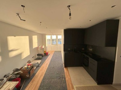 Erstbezug über Pempelfort’s Dächern: 79m² hochwertig saniert, 2,5 Zi, 18m² Dachterrasse, Einbauküche
