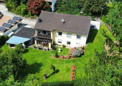 Charmantes Zweifamilienhaus mit großzügigem Garten, Obergeschoss vermietet
