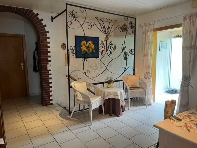Einfamilienhaus mit einem großen Garten und 2 Garagen