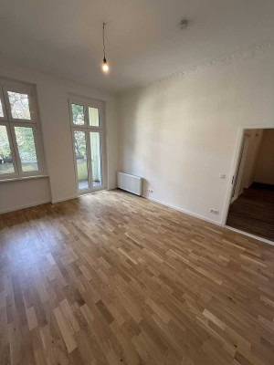 Sofort bezugsfrei! Frisch sanierte 2-Zi.-Wohnung mit Balkon & EBK in Tegel