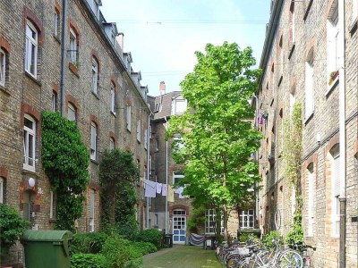 Sanierte Altbauwohnung: 2 Zimmer + EBK in Hinterhauslage nahe Mendelssohnplatz/ KIT