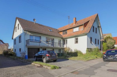 Zwei Häuser auf großem Grundstück