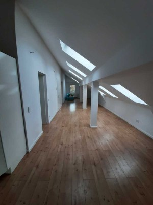 Extravagante 2 Zimmer Dachgeschosswohnung mit Einbauküche wartet auf Sie!