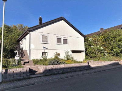 Von Privat: Gemütliches Einfamilienhaus mit großem Naturgarten