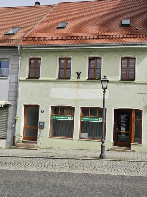 Wohn- und Geschäftshaus mit zwei Wohnungen einer Gewerbefläche und großer Garage