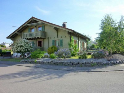 Exklusives Holzbalkenhaus in ansprechender Architektur mit ELW in guter Lage von Haßmersheim!