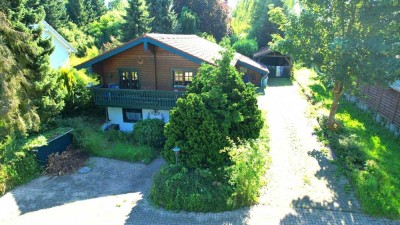 Schöner Bungalow in Blockbohlenbauweise mit Wohnkeller und super schönem Garten