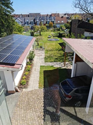 Stilvolle, modernisierte 4-Zimmer-Erdgeschosswohnung mit Balkon und Einbauküche in Karlsruhe