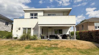 Groß-modern mit Garten zu vermieten