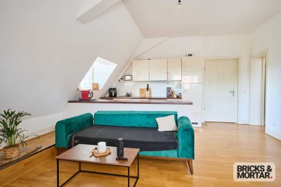 Residieren statt Wohnen, Charmante 2,5 Zimmer-DG-Wohnung im historischen Schloss