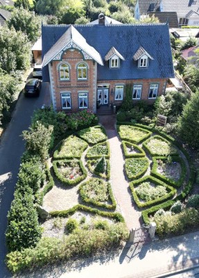 Unverwechselbares ortsbildprägendes geräumiges Einfamilienhaus in Ostenfeld