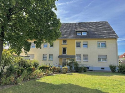 Helle NEU renovierte DG-Wohnung mit Einbauküche, Garage & Keller ideal für Singles, Paare & Anleger!
