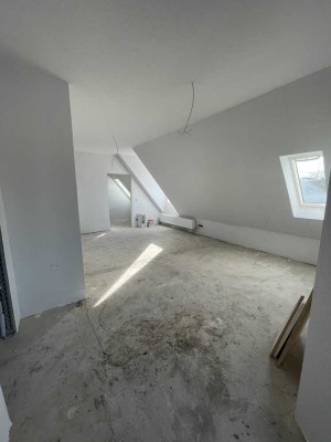 Gut geschnittene 3-Zimmer-Wohnung mit Einbauküche, Keller und Badezimmer mit Fenster