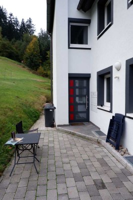 Gepflegte 3 Zimmer Wohnung im DG- links mit Einbauküche sowie Stellplatz in Alpirsbach, WM: 570€